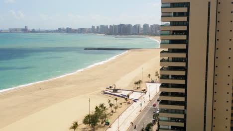 vista aérea desde el edificio a la playa, el océano y la avenida, fortaleza, ceara, brasil