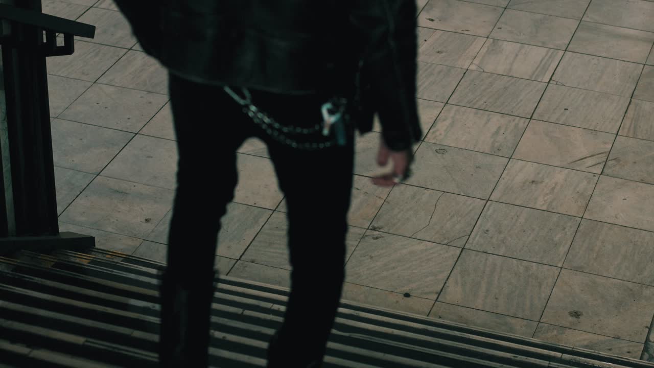 темный таинственный человек спускается по лестнице. дистопическая концепция