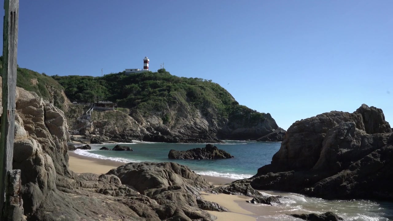 Vista del faro in una bellissima giornata di sole in mare