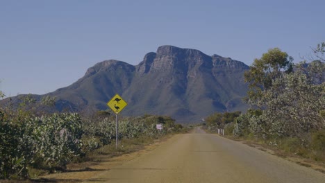 Fahrt-Entlang-Einer-Australischen-Straße-In-Richtung-Eines-Berges