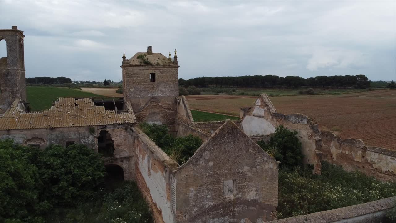 drones aéreos sobrevuelan un edificio de granja destruido en ruinas abandonadas en un campo, españa