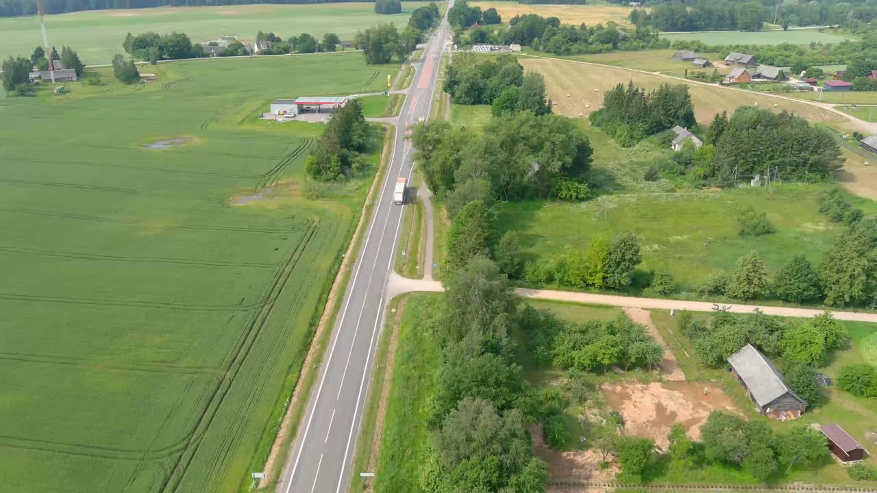 아름다운 풍경을 가진 아스팔트 시골길의 자동차