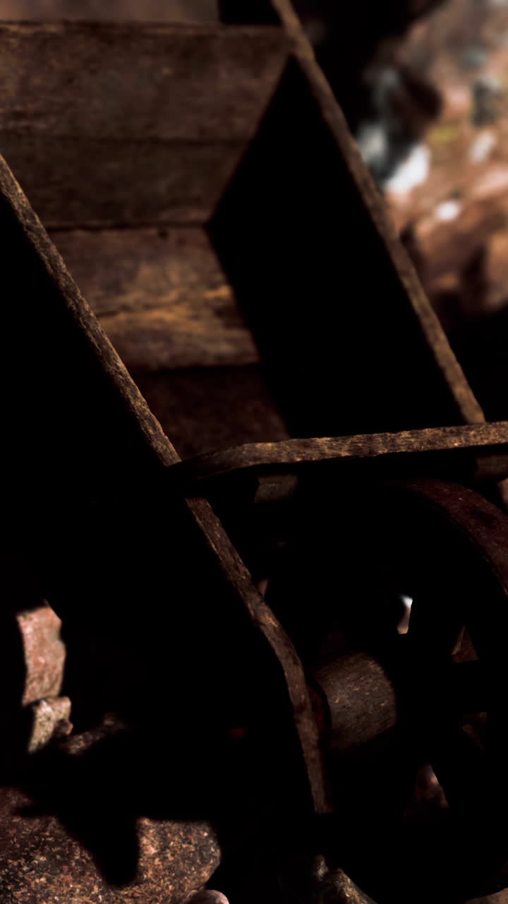 primer plano de una vieja carretilla de madera