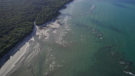 Verano-Soleado-Sobre-Cape-Tribulation-Donde-La-Selva-Tropical-Se-Encuentra-Con-El-Mar-En-El-Norte-De-Queensland,-Australia