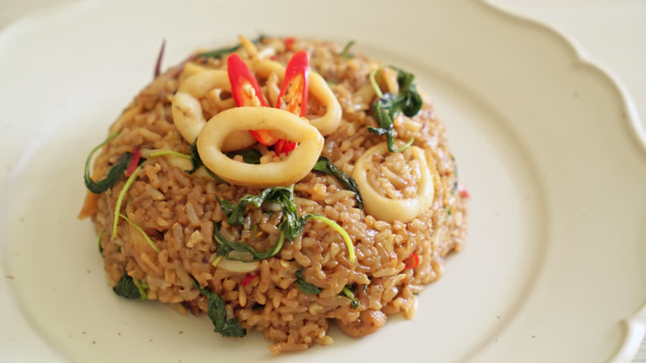 arroz frito con calamares y albahaca al estilo tailandés - estilo de comida asiática
