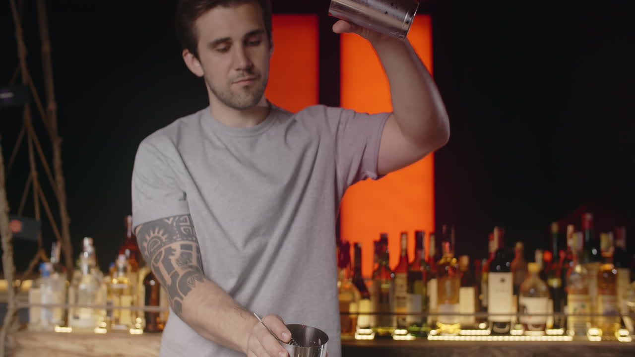 Bartender hælder en cocktail