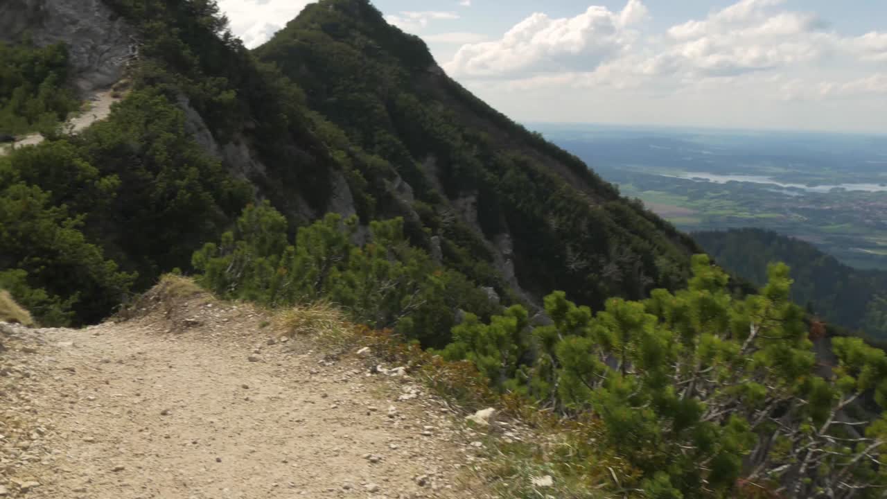 Sentiero escursionistico di montagna nelle Alpi bavaresi con una vista panoramica