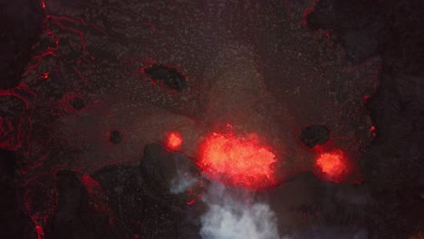 vista superior aérea sobre el magma y la lava en erupción en el valle meradalir, del volcán fagradalsfjall, con humo saliendo