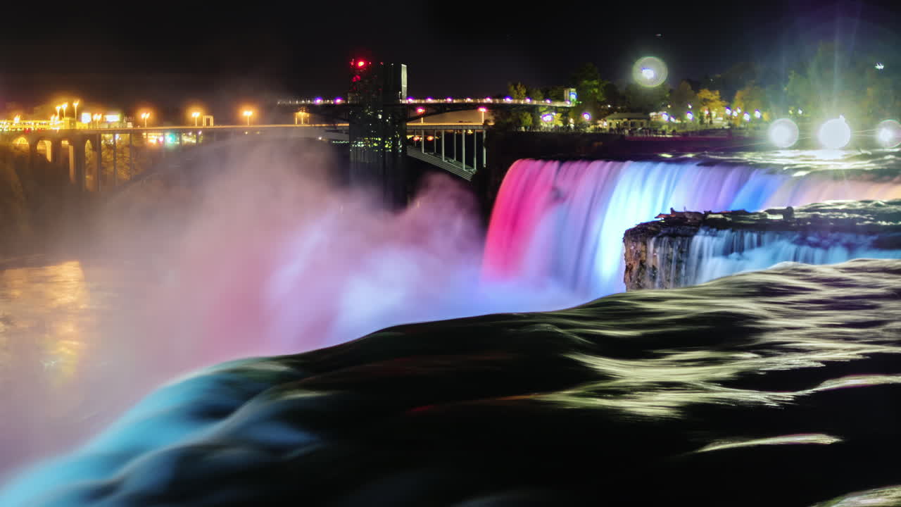 나이아가라는 3 뒤에 도시의 불빛과 함께 밤에 떨어진다