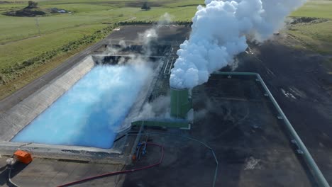 vista aérea de la planta de energía geotérmica con pozo artificial