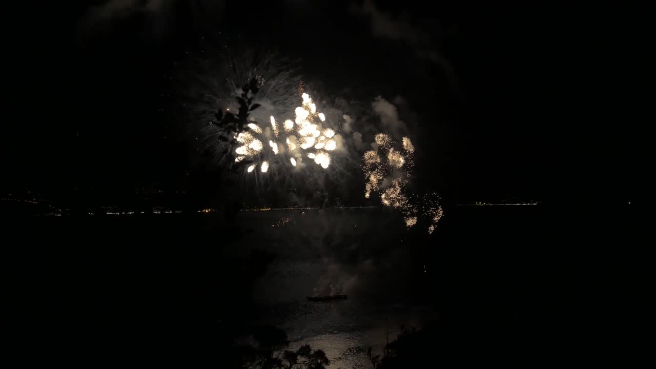 gran espectáculo de fuegos artificiales en el mar