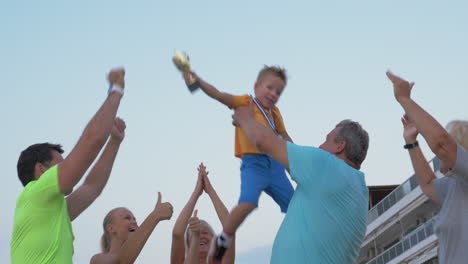 Die-Familie-Freut-Sich-über-Den-Kleinen-Champion