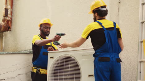 Equipo-De-Militares-Trabajando-En-El-Sistema-HVAC.