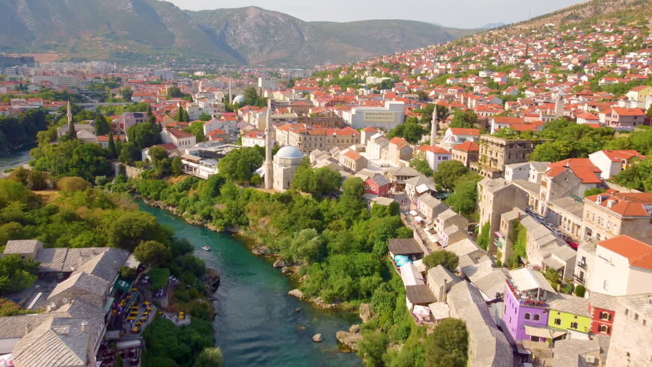 vistas panorámicas de la ciudad con el puente viejo en mostar en bosnia y herzegovina