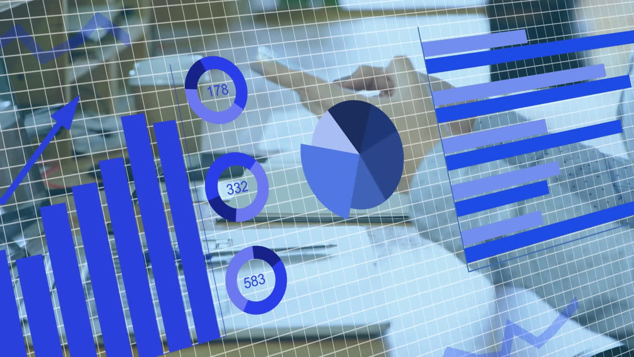 animación de gráficos, cambio de números, carga de círculos sobre mujer caucásica usando teléfono celular