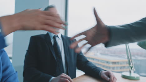 hombres de negocios estrechando la mano en una oficina