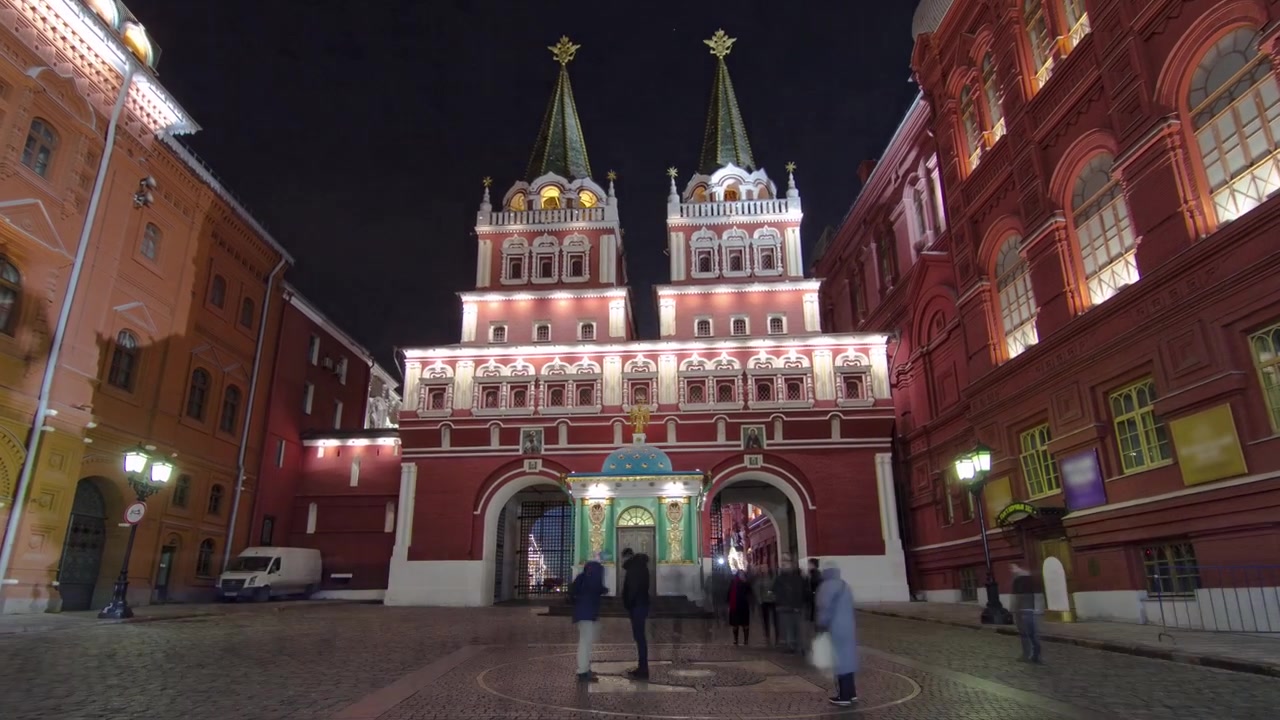 Des touristes marchent sur la Place Rouge près de l'annexe du Musée Historique et du kilomètre zéro la nuit à Moscou, Russie. Timelapse hyperlapse.