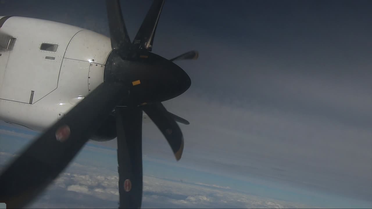 primer plano: hélice de avión pequeño girando en vuelo de avión