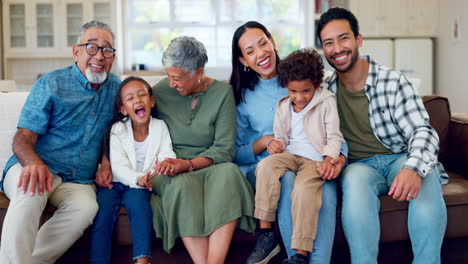 Glückliche,-Große-Familie-Und-Porträt-Auf-Dem-Sofa-Im-Wohnzimmer