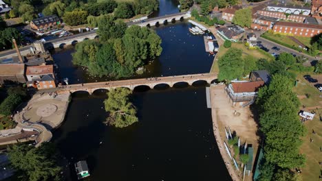 Aerial-view-flying-over-Clopton-historical-town-archway-canal-bridge,-Stratford-Upon-Avon,-England