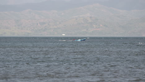 tomada estática de un barco panga viajando más allá de la isla de cebaco veraguas