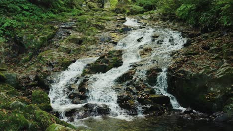 cataratas amidaga-taki en el campo de gujo, gifu japón