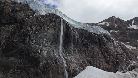 vista aérea de la corriente de agua desde un glaciar