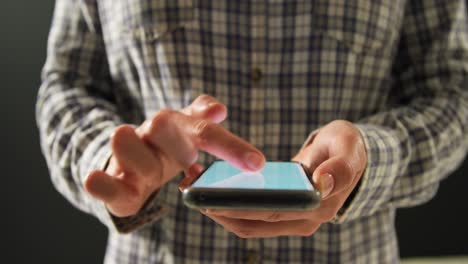 Junge-Frau-Benutzt-Smartphone