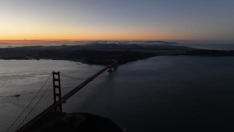 vista aérea de alta altitud del puente golden gate y la bahía de san francisco al amanecer