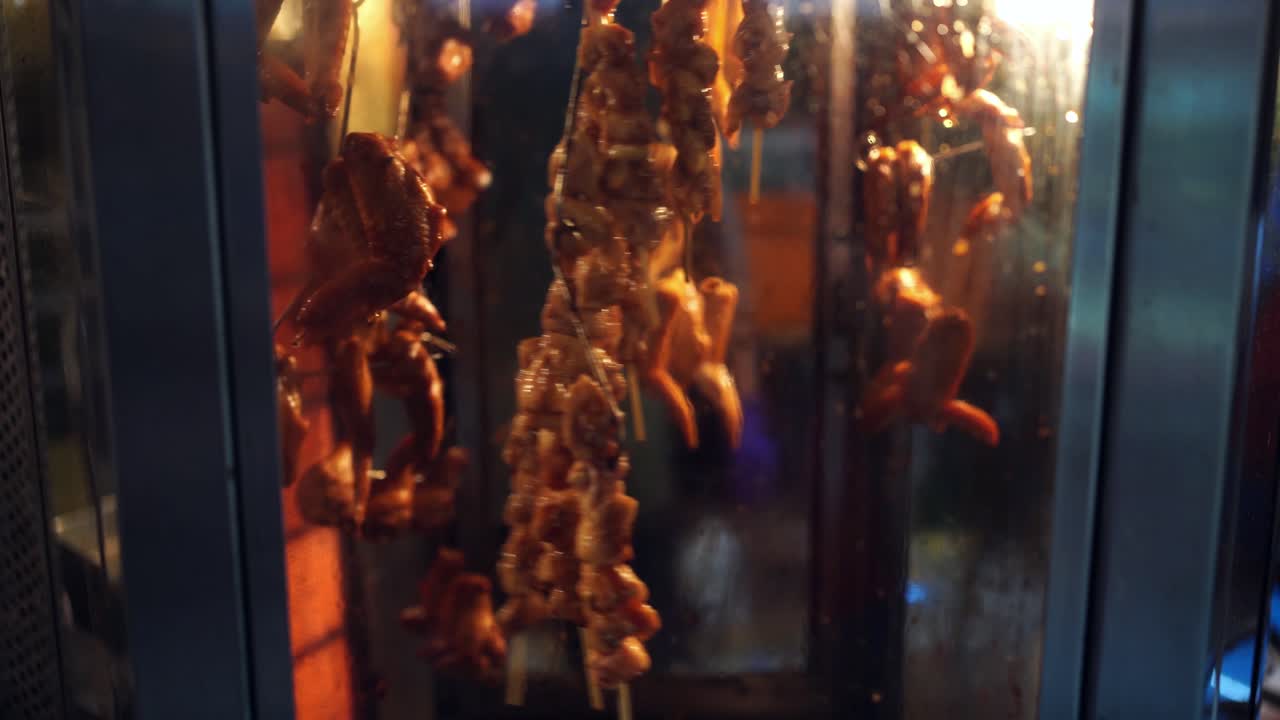 야시장에서  ⁇  날개를  ⁇ 고 있습니다.