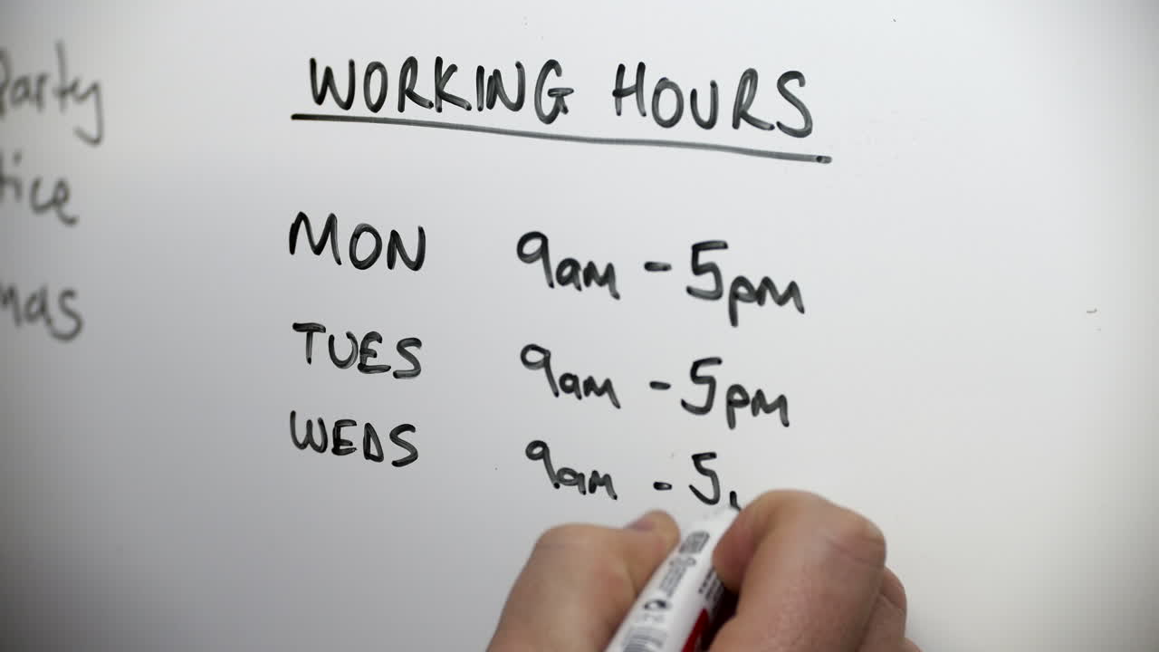 근무 시간은 마커가 있는 화이트 보드에 기록됩니다.