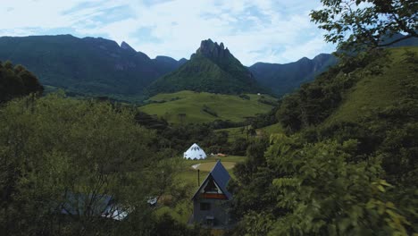 aerial images of a chalet located in the middle of the mountains in the city of alfredo wagner - santa catarina - brazil