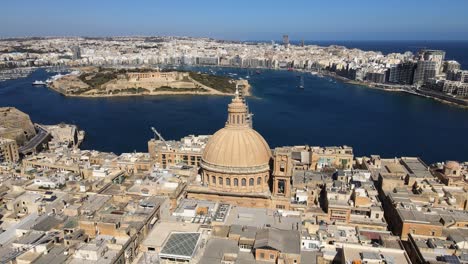 Basílica-De-Nuestra-Señora-Del-Monte-Carmelo,-Valletta-1,-Tiro-De-Dron-Circular-De-4k