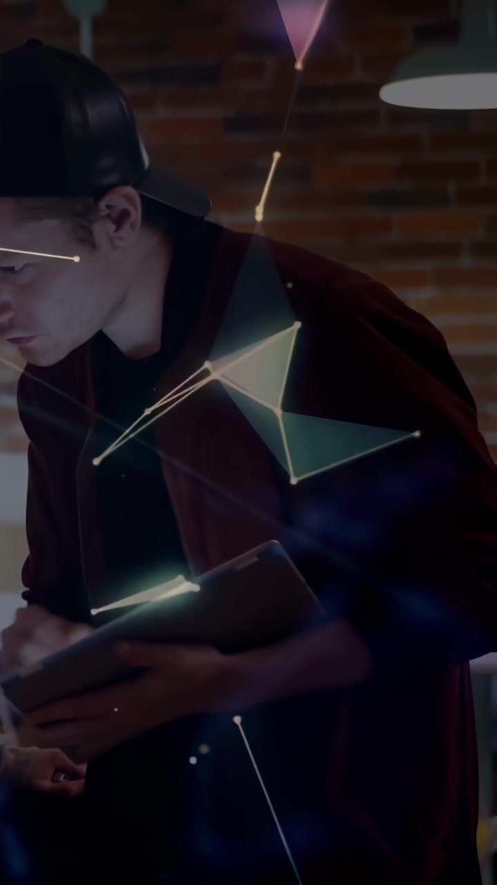 Video verticale: Uomo che tocca un tablet, avviando nodi HUD e scie luminose che formano un anello facciale per l'UX.