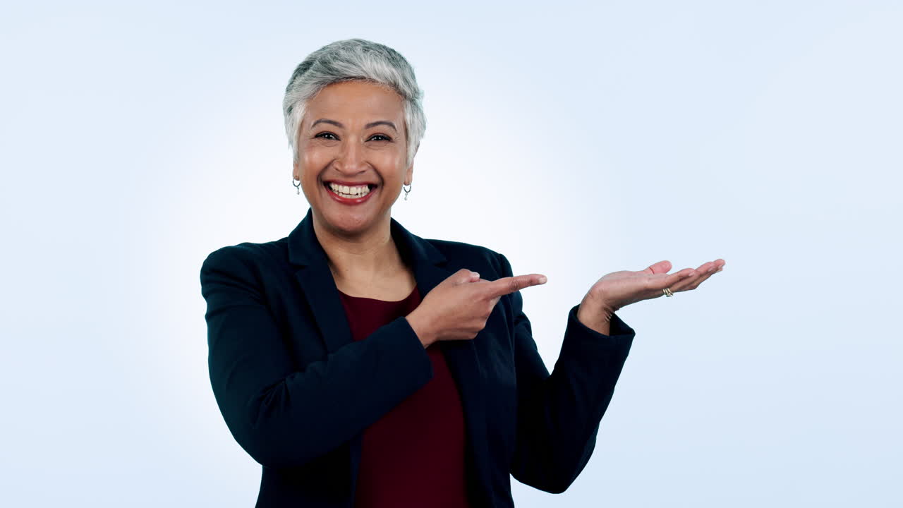 palma, cara o mujer de negocios senior en el estudio