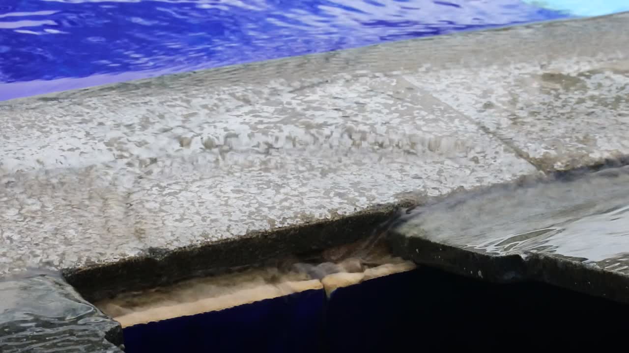 구멍으로 돌진하는 수영장 물