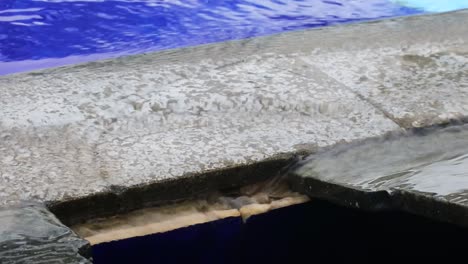 agua de la piscina corriendo hacia el agujero