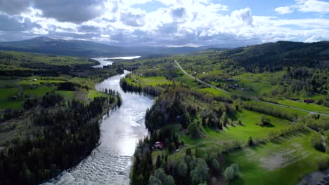 Der-Ristafallet-Wasserfall-Im-Westlichen-Teil-Von-Jämtland-Gilt-Als-Einer-Der-Schönsten-Wasserfälle-Schwedens.