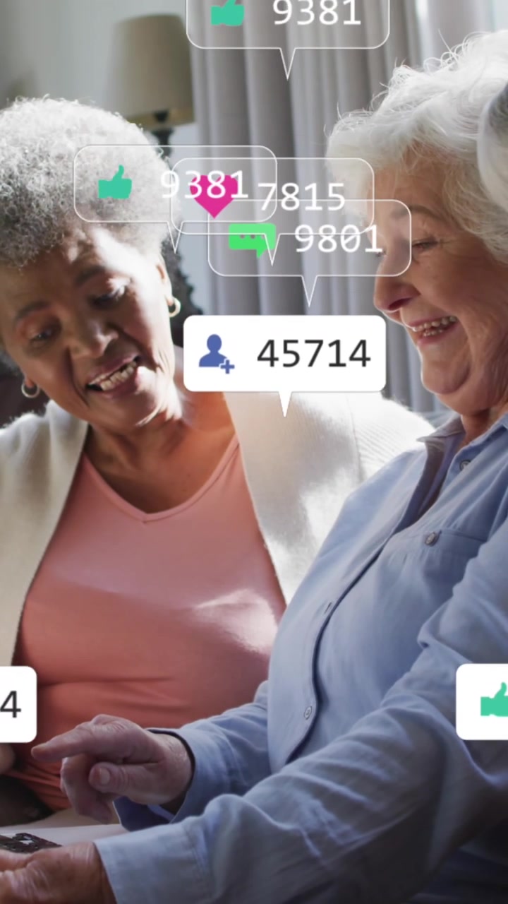 Animazione di icone e numeri di social media su amiche anziane di diverse etnie con laptop a casa