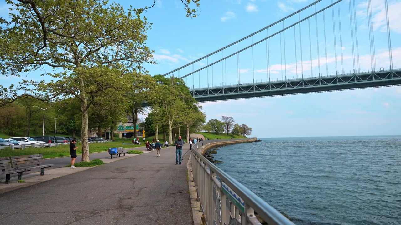 New York, USA, 11. toukokuuta 2026: Ihmisiä kävelemässä rannikkopolulla lähellä Verrazzano Narrows -siltaa New Yorkissa.