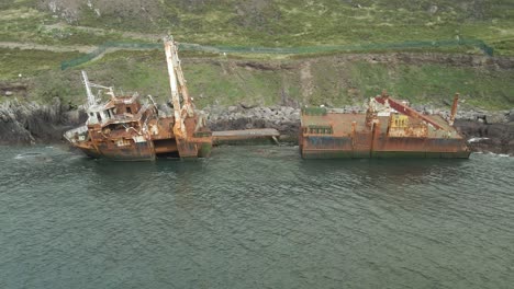triste estado de la barcaza de carga el barco se derrumbó en ballycotton cliffs en irlanda