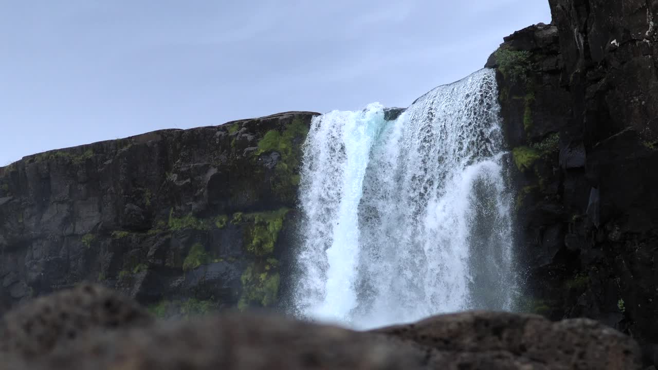 hermosa cascada en el parque nacional de thingvellir en islandia, 4k