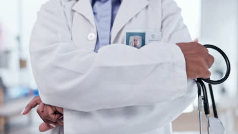 brazos cruzados, hospital y manos de médico