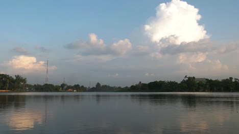 Nubes-De-Timelapse-4k-En-Cielo-Azul-Con-Superficie-De-Lago