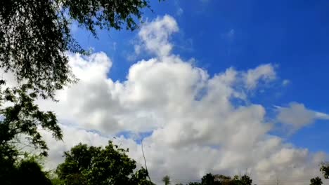 Zeitraffervideo-Von-Weißen-Großen-Wolken,-Die-Den-Blauen-Himmel-Bedecken