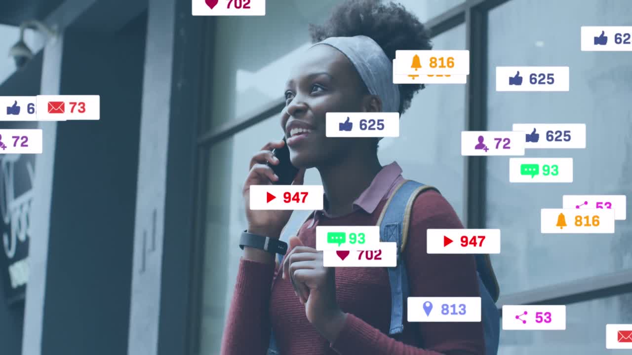animación de iconos de redes sociales con números sobre una mujer afroamericana hablando en un teléfono inteligente