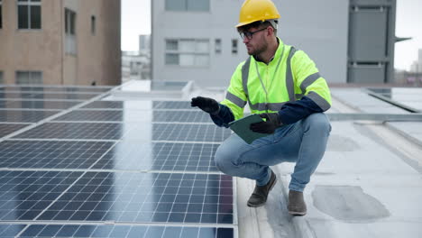 ingeniero inspeccionando paneles solares