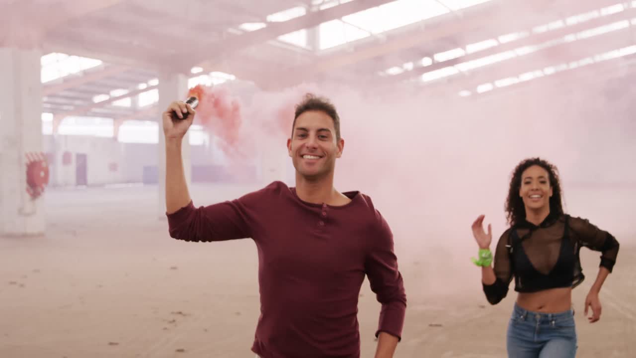 bailarines en un almacén vacío con una granada de humo