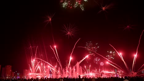 4k: impresionante espectáculo de fuegos artificiales y flyboard led 2023, celebrado en el paseo marítimo al majaz de sharjah, emiratos árabes unidos