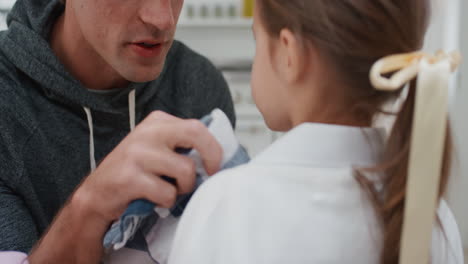 Padre-Preparando-A-Su-Hija-Para-La-Escuela-Papá-Ayudando-A-La-Niña-A-Ponerse-La-Mochila-4k